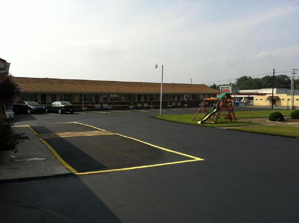 Budget Inn Mifflintown Exterior photo